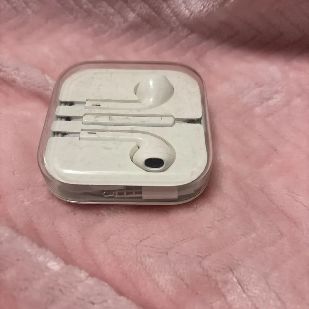 Apple OEM Wired White Ear Buds w/Case iPhone/iPad/iPod 3.5mm Aux Jack Headphones
